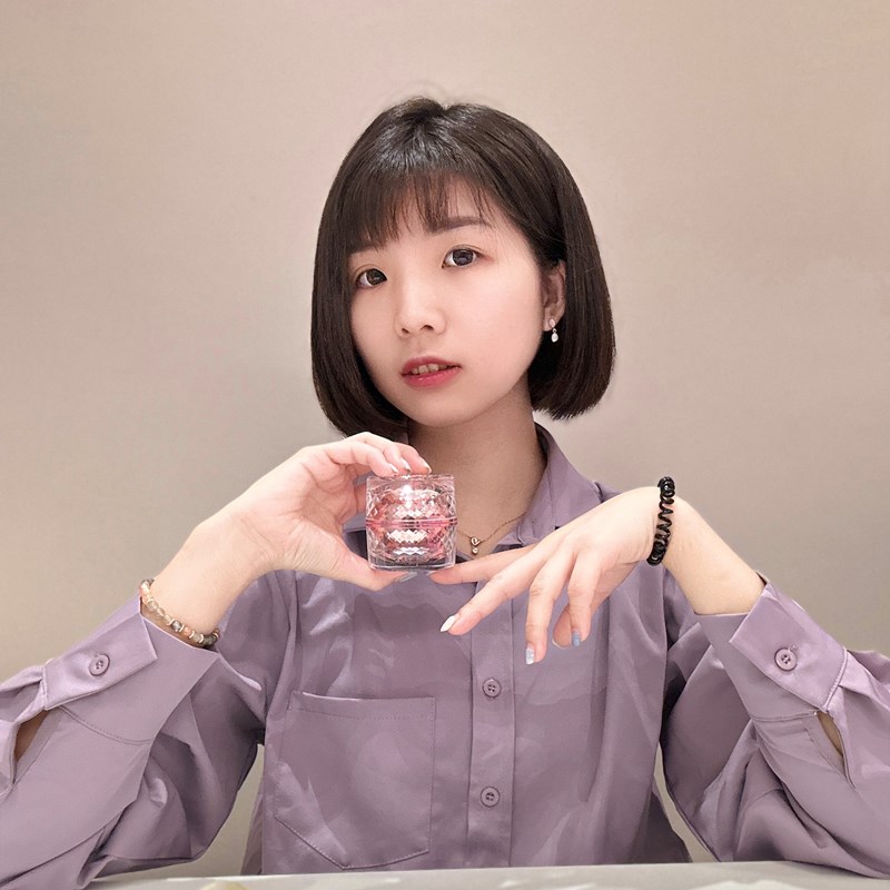 ♡網紅Lee♡【愛咪模兒】自帶光采素妍霜
