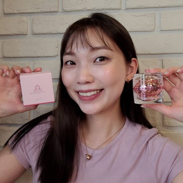 ♡網紅Fanr♡【愛咪模兒】自帶光采素妍霜