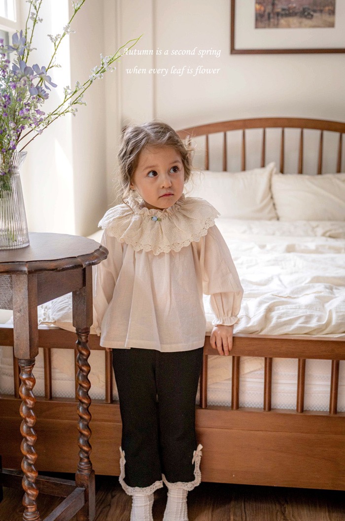 奶油蕾絲領長袖上衣1